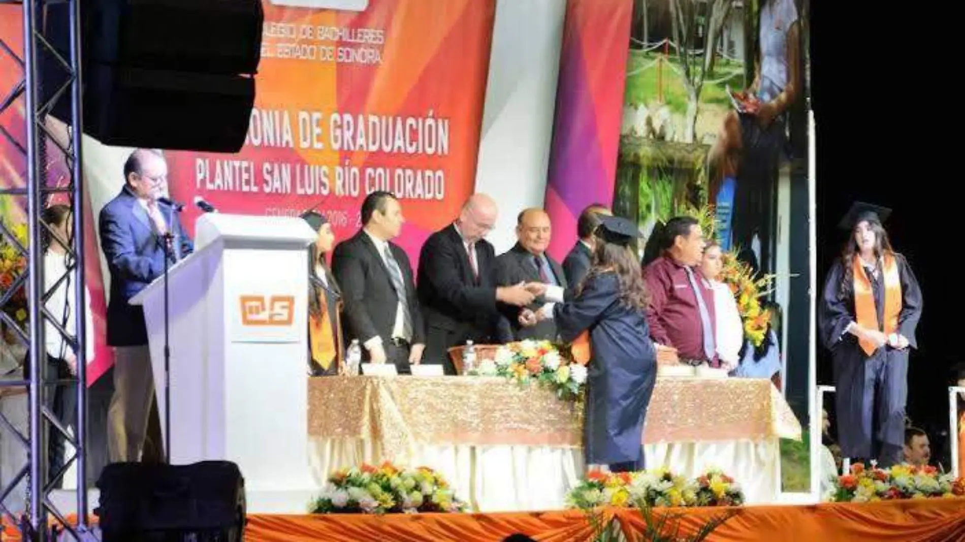 Los estudiantes de sexto semestre de bachillerato, se preparan para asistir a sus graduaciones